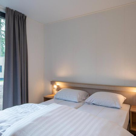 Nice Tiny House With Air Conditioning, On A Holiday Park, 12 Km From Eindhoven Мирло Экстерьер фото