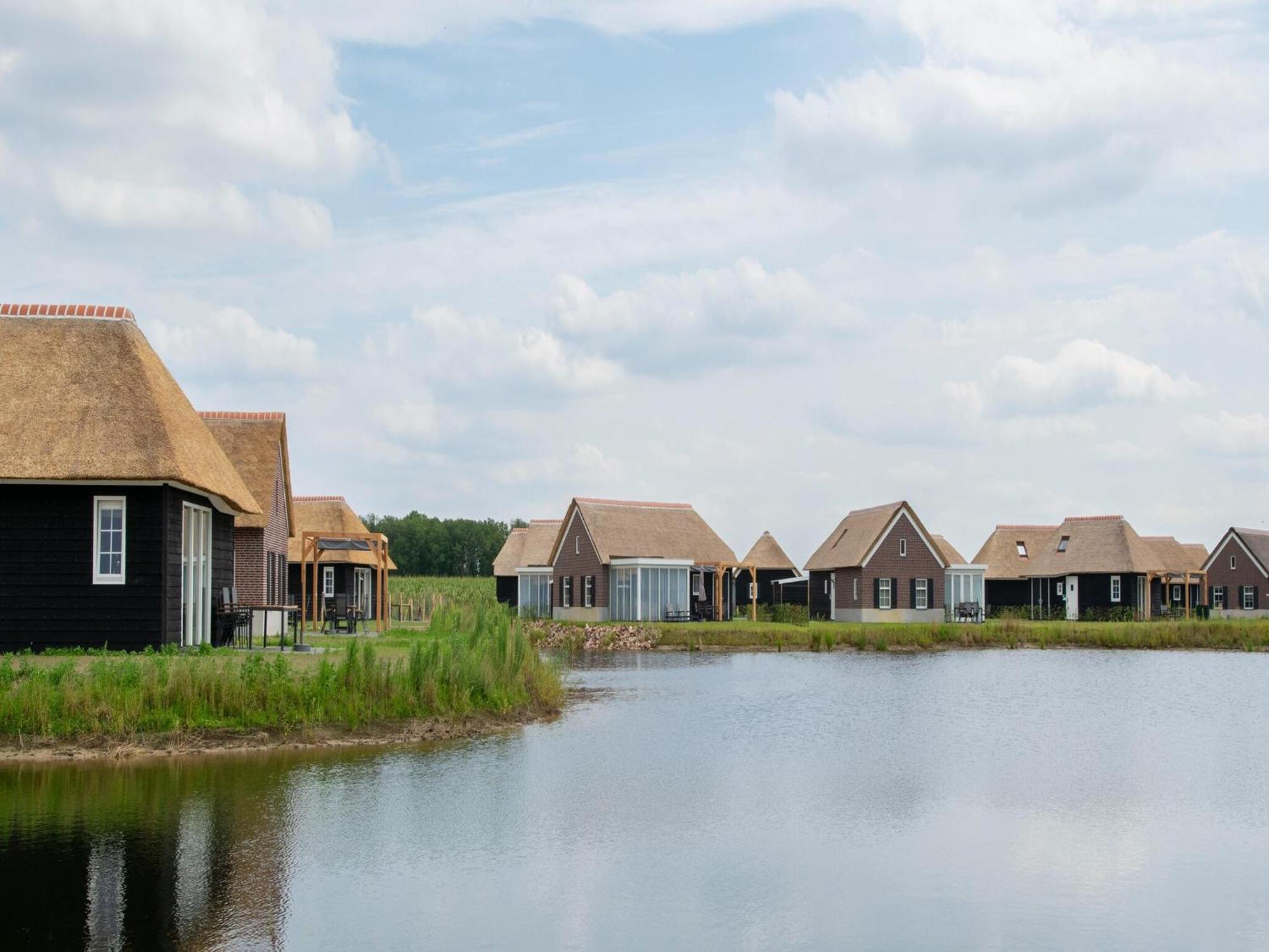 Nice Tiny House With Air Conditioning, On A Holiday Park, 12 Km From Eindhoven Мирло Экстерьер фото